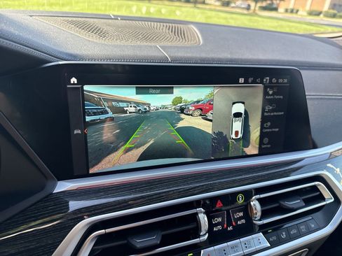Used 2022 BMW X7 M50i AWD/4WD image 19