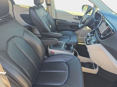 Used 2024 Chrysler Pacifica Touring-L image 10