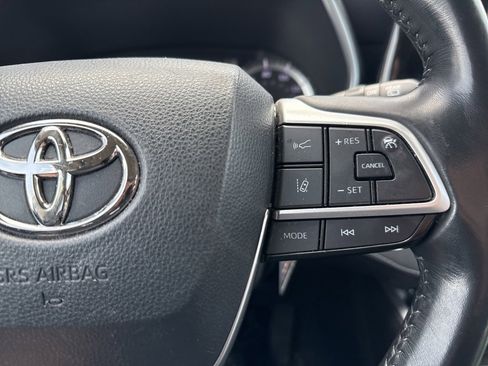 Used 2023 Toyota Highlander XLE image 18