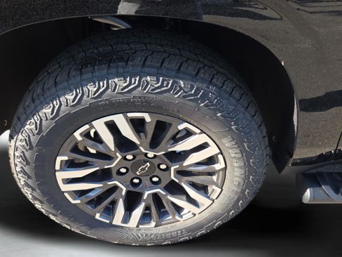 New 2026 Chevrolet Suburban Z71 image 10