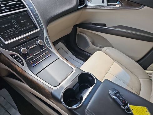Used 2016 Lincoln MKX Reserve w/ Luxury Package FWD image 25