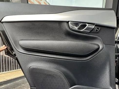 Used 2017 Volvo XC90 T6 Momentum w/ Vision Package image 21