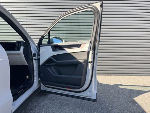 Certified 2025 Porsche Cayenne S image 41