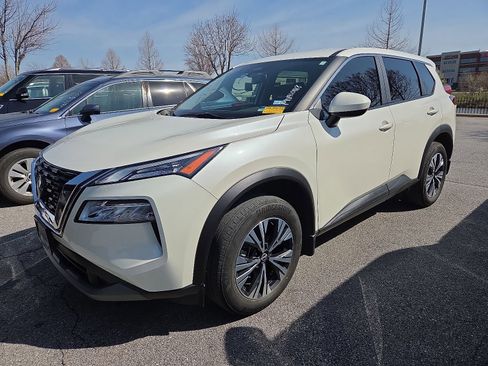 Used 2023 Nissan Rogue SV image 2