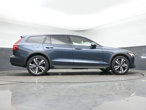 Used 2023 Volvo V60 B5 Cross Country Plus image 43