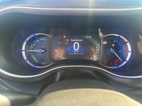 Used 2025 Chrysler Pacifica Select w/ Uconnect Theater Family Group image 28