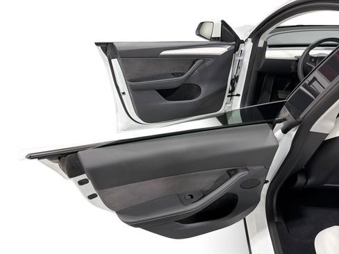 Certified 2023 Tesla Model Y Long Range AWD/4WD image 10