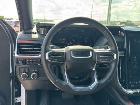 Used 2025 GMC Yukon XL Denali AWD/4WD image 13