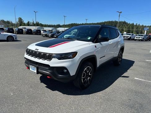 Used 2025 Jeep Compass Trailhawk AWD/4WD image 6