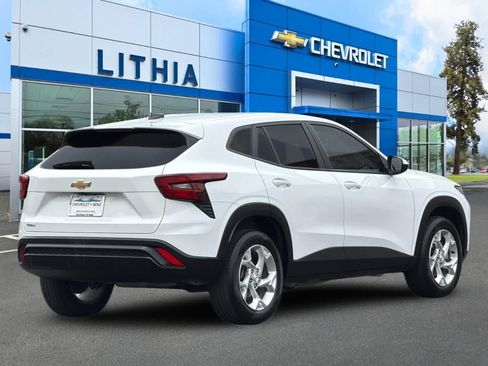 Used 2024 Chevrolet Trax LS w/ LS Convenience Package FWD image 2