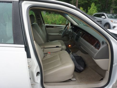 Used 2010 Lincoln Town Car Signature Limited RWD image 13