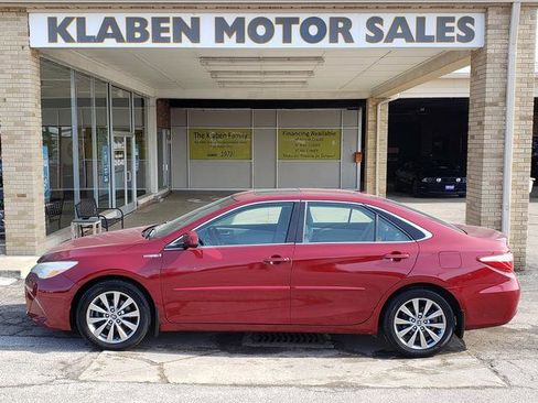 Used 2015 Toyota Camry XLE w/ Moonroof Package image 2