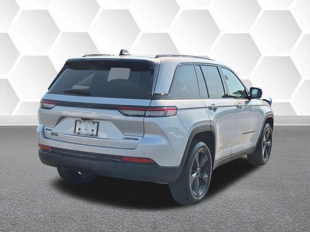 Used 2025 Jeep Grand Cherokee Limited w/ Luxury Tech Group II AWD/4WD image 3