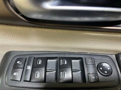 Used 2023 Chrysler Pacifica Touring-L FWD image 4