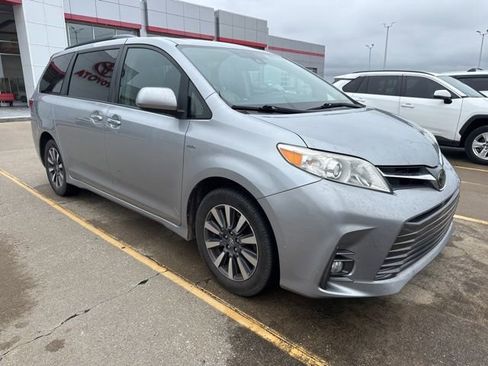 Used 2018 Toyota Sienna XLE AWD/4WD image 14