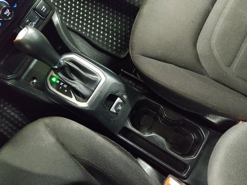 Used 2020 Jeep Renegade Latitude w/ Cold Weather Group image 26