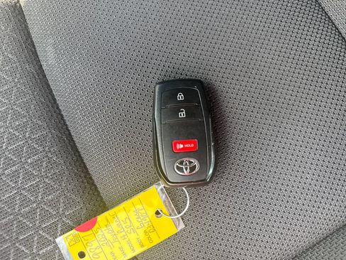 Used 2025 Toyota 4Runner SR5 AWD/4WD image 31
