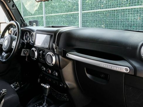 Used 2013 Jeep Wrangler Unlimited Rubicon w/ Connectivity Group AWD/4WD image 10