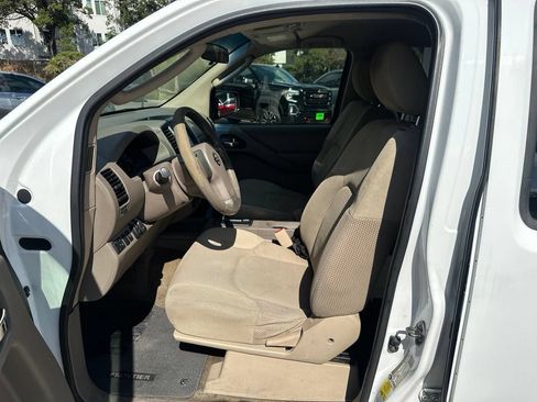 Used 2010 Nissan Frontier SE RWD image 9