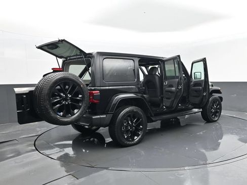 Used 2023 Jeep Wrangler Unlimited Sahara w/ Cold Weather Group AWD/4WD image 33
