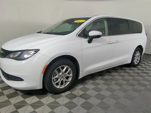 Used 2023 Chrysler Voyager LX image 9