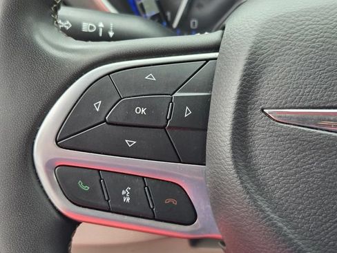 Used 2023 Chrysler Pacifica Touring-L FWD image 26