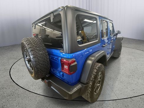 Used 2025 Jeep Wrangler Unlimited Rubicon w/ Convenience Group AWD/4WD image 6