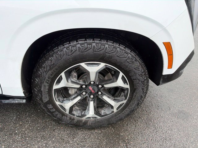 Used 2025 GMC Yukon AT4 w/ AT4 Premium Plus Package AWD/4WD image 9