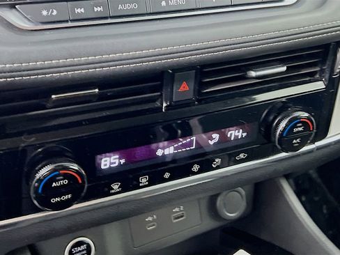 Used 2022 Nissan Rogue SV image 15