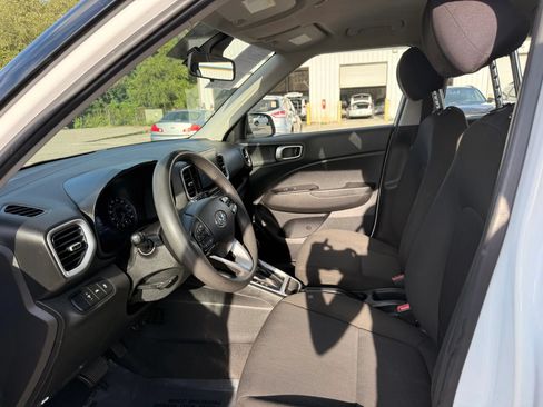 Used 2021 Hyundai Venue SE FWD image 2