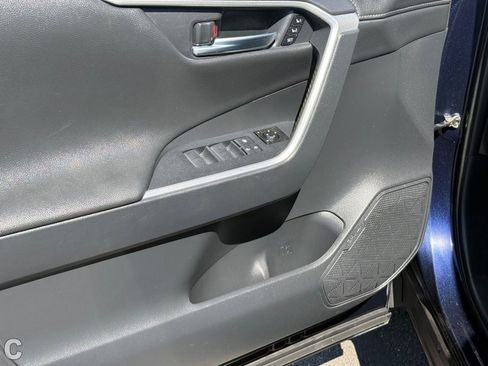 Used 2019 Toyota RAV4 Limited w/ Cold Weather Package FWD image 18