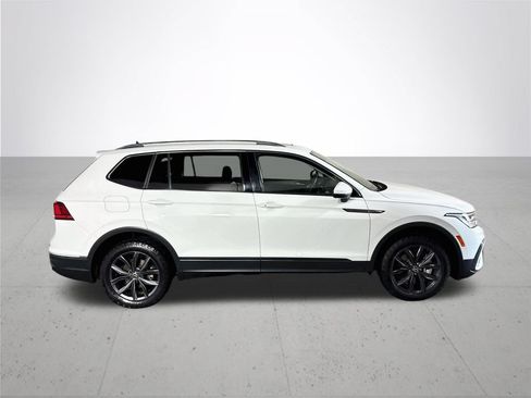 Certified 2022 Volkswagen Tiguan SE w/ Panoramic Sunroof Package AWD/4WD image 6