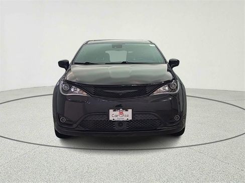 Used 2019 Chrysler Pacifica Touring Plus w/ Advanced Safetytec Group image 2