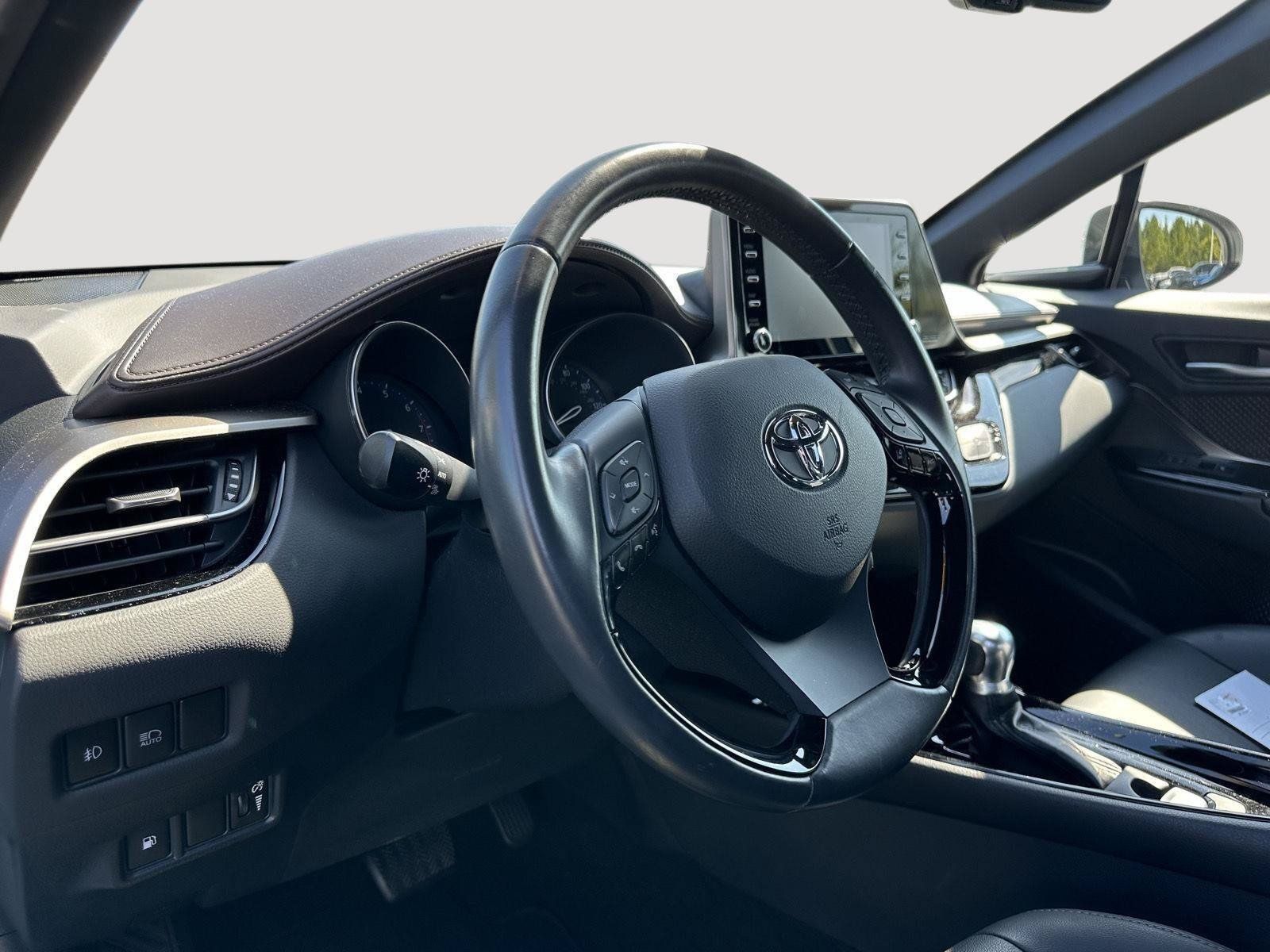 Used 2019 Toyota C-HR Limited FWD image 11