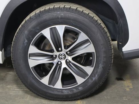 Used 2022 Toyota Highlander XLE image 40