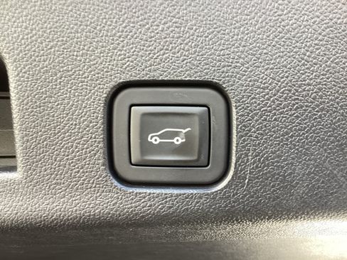 Used 2025 Chevrolet Traverse RS FWD image 18