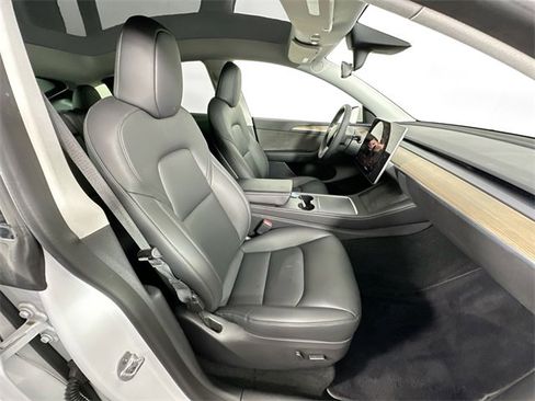 Used 2022 Tesla Model Y Long Range image 25