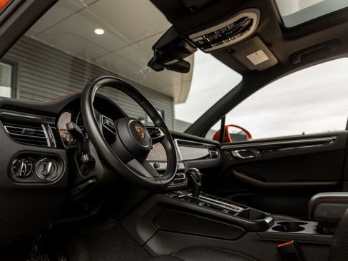 Certified 2022 Porsche Macan AWD/4WD image 4