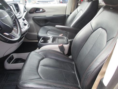 Used 2017 Chrysler Pacifica Touring-L image 14