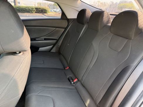 Used 2022 Hyundai Elantra SE FWD image 22