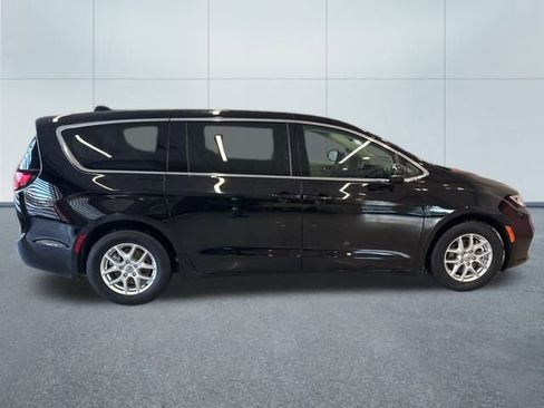 Used 2024 Chrysler Pacifica Touring-L image 9