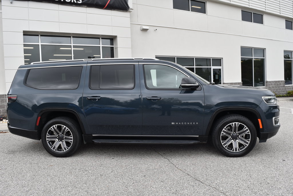 Used 2024 Jeep Wagoneer L Series II w/ Flexible Seating Group AWD/4WD image 2