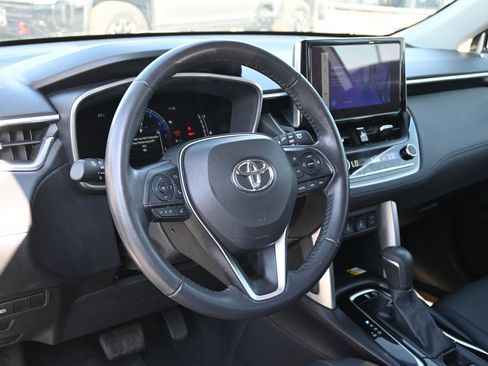 Used 2023 Toyota Corolla Cross XLE w/ Convenience Package FWD image 17