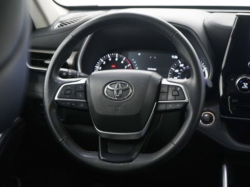 Used 2024 Toyota Highlander XLE AWD/4WD image 15