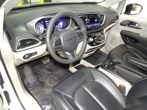 Used 2024 Chrysler Pacifica Touring-L image 17