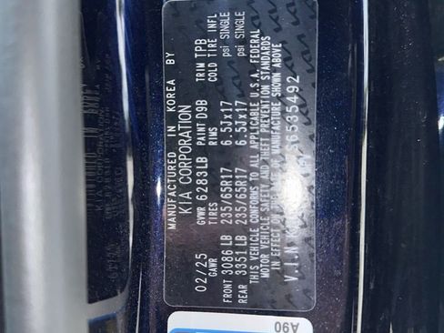 Used 2025 Kia Carnival FWD image 3