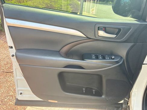 Used 2019 Toyota Highlander XLE AWD/4WD image 23