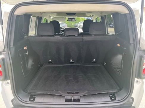 Used 2016 Jeep Renegade Latitude w/ Cold Weather Group FWD image 23