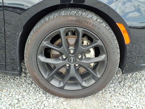 Used 2025 Chrysler Pacifica Limited FWD image 15