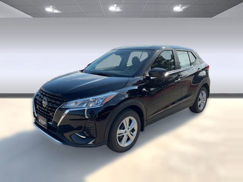 New 2025 Nissan Kicks Play S image 1